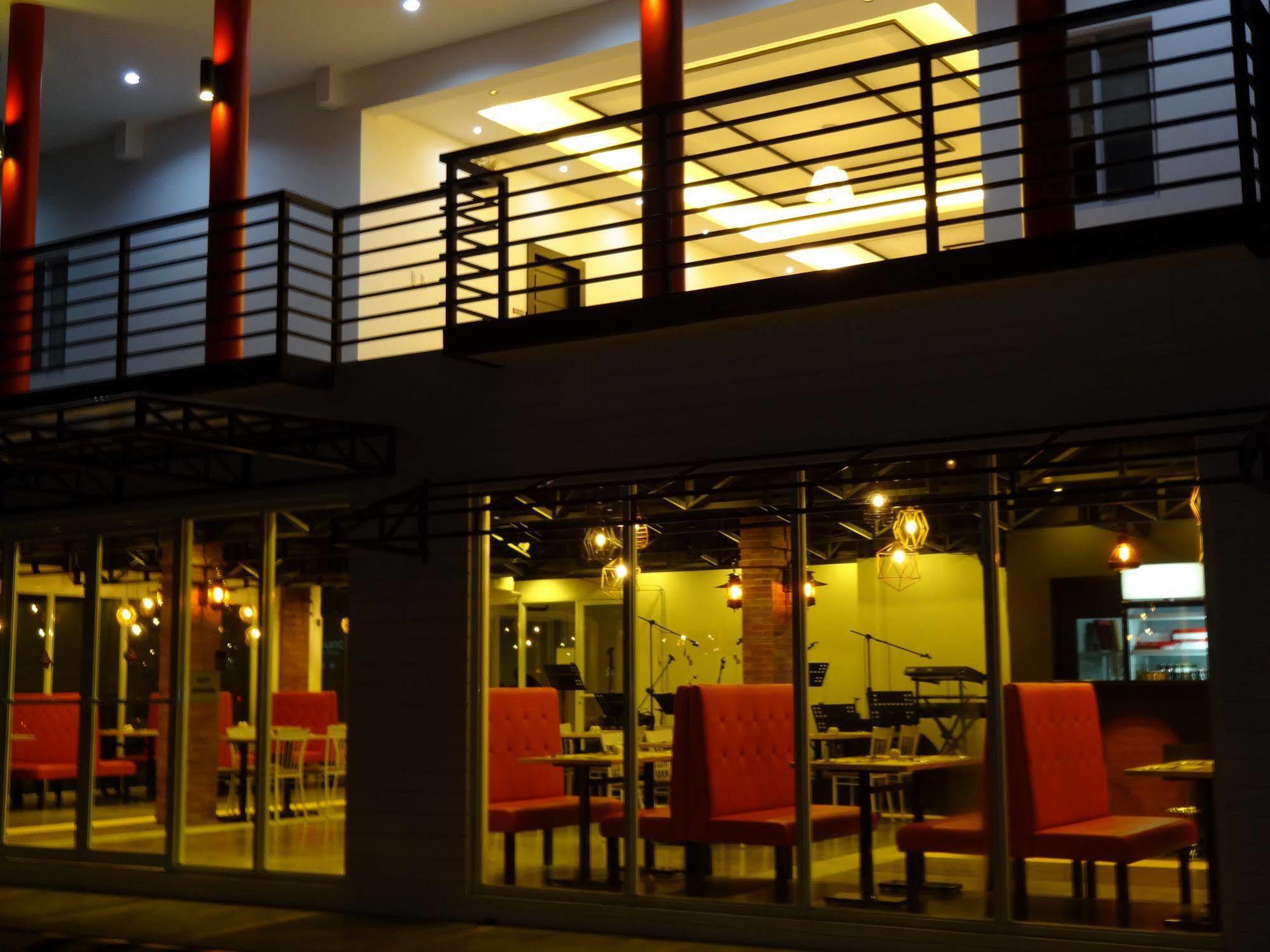 Hotel Capital O 642 The Junction Tagaytay Tagaytay City Exterior foto